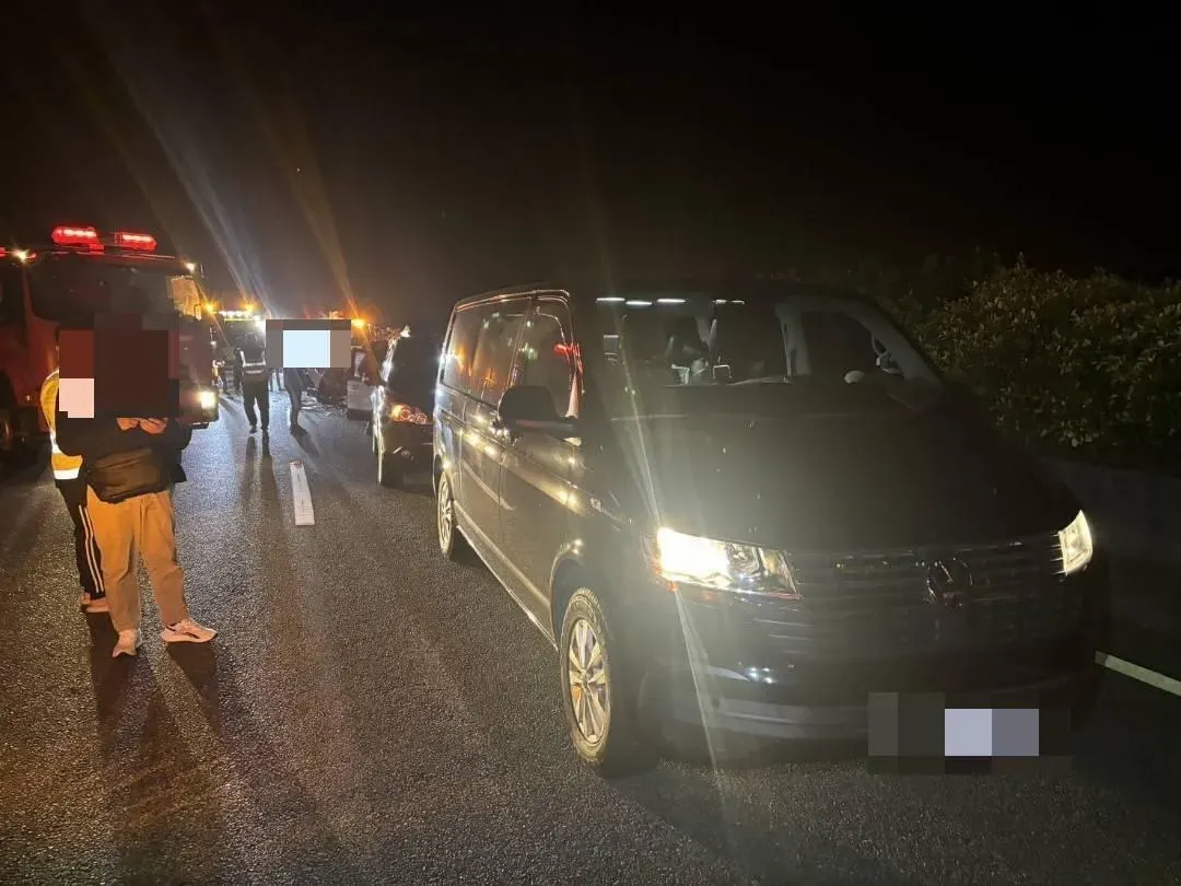 國道1號北向77.7公里湖口段6車追撞。（圖／翻攝畫面）