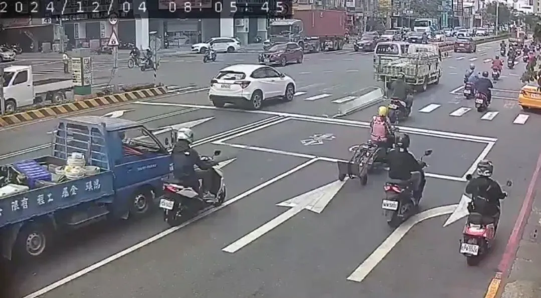 小貨車疑因綑綁不牢靠，導致載運鐵皮掉落。（圖／翻攝畫面）