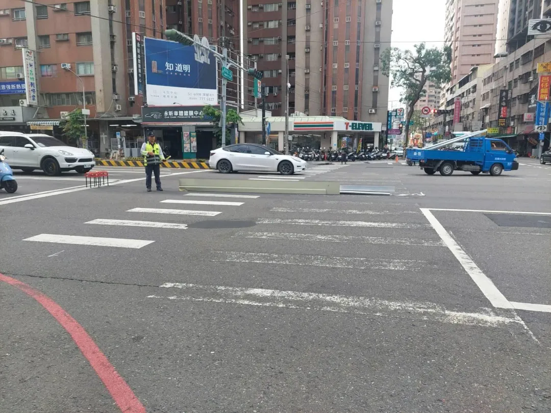 小貨車疑因綑綁不牢靠，導致載運鐵皮掉落。（圖／翻攝畫面）