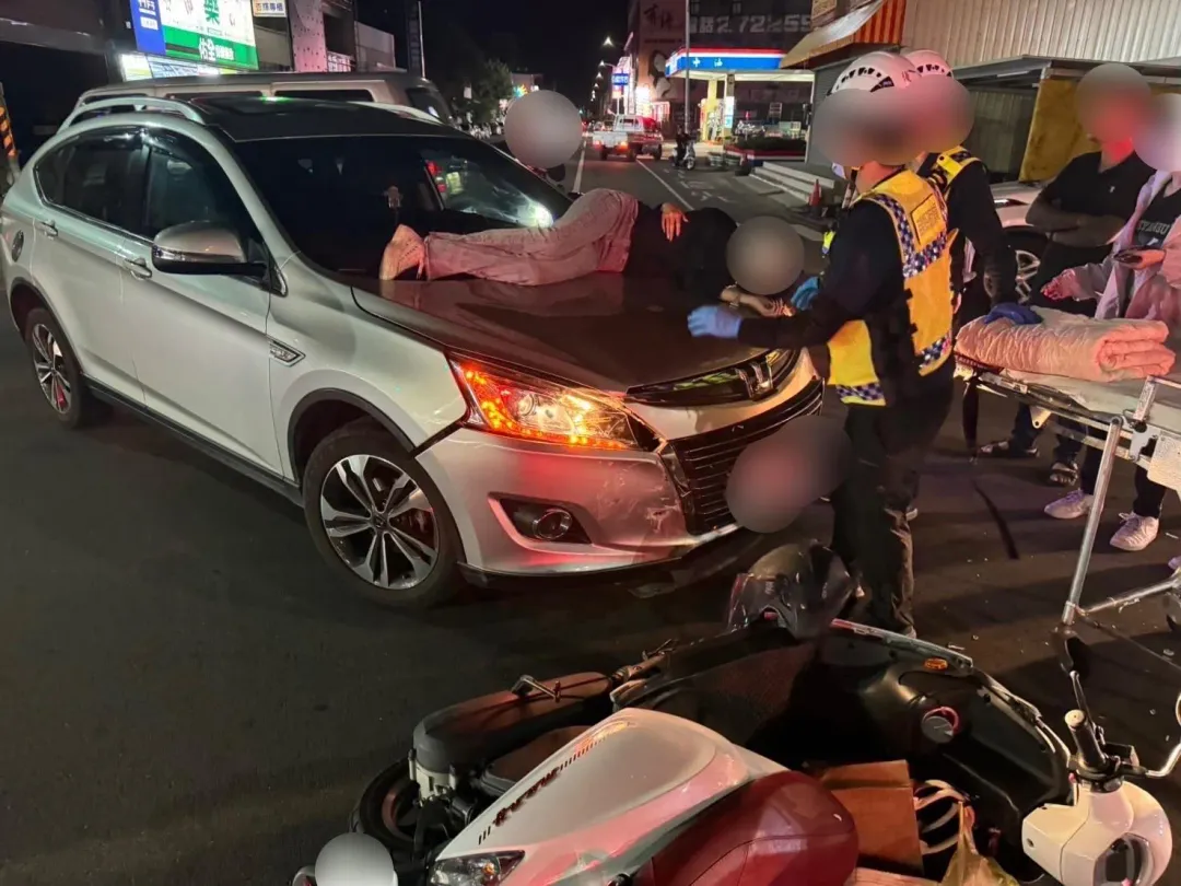 機車騎士被撞飛,整個人趴在引擎蓋上面。(圖/翻攝畫面)