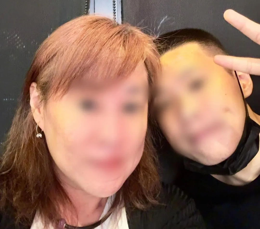 黃男(右)入伍前和母親的合照。(圖/爆料公社)