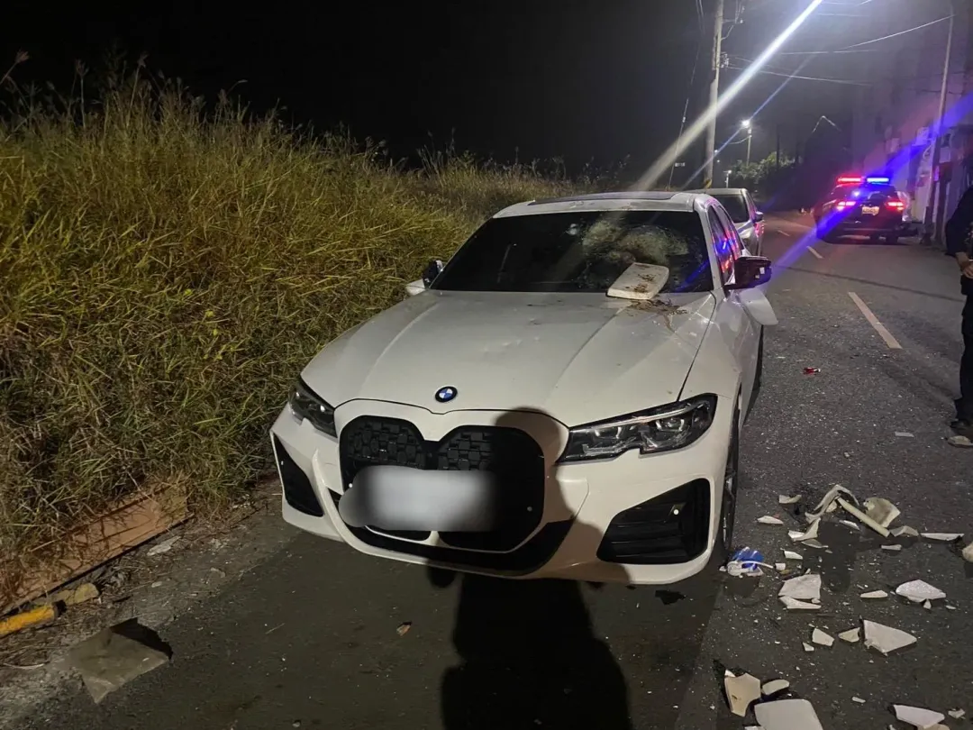 一名男子拿球棒猛砸300萬BMW。(圖/中天新聞)
