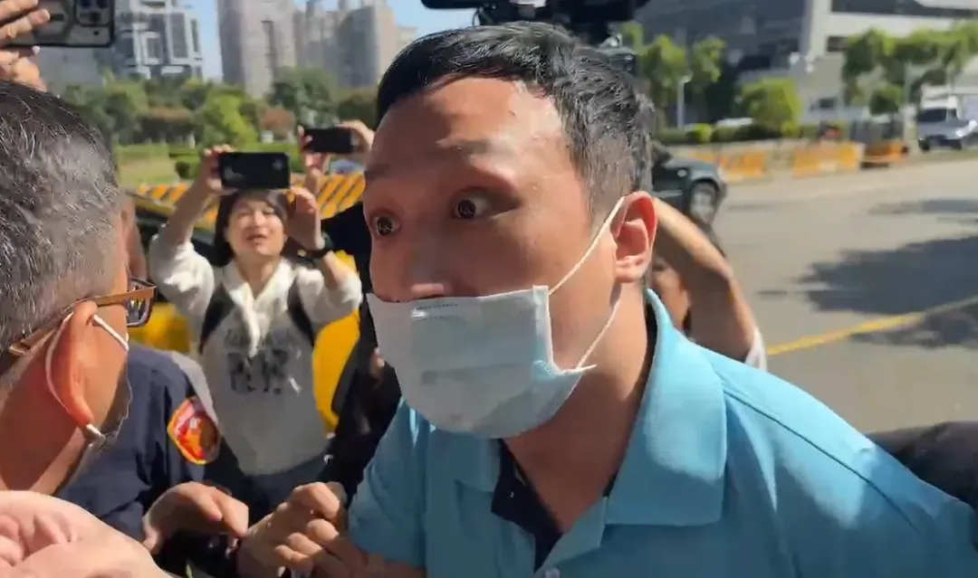 夏男被打,氣炸喊「幫我記下他的身分證字號」。(圖/中天新聞)