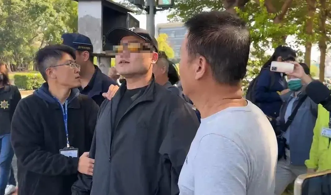 打夏男的黑帽男子被拉開。(圖/中天新聞)