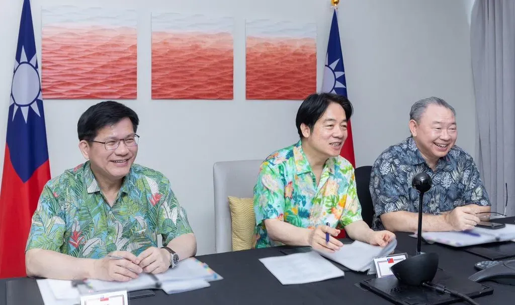 總統賴清德於台北時間5日上午在關島過境期間，與包括美國眾議院議長強生等跨黨派國會議員通電話或視訊。（圖／總統府提供）