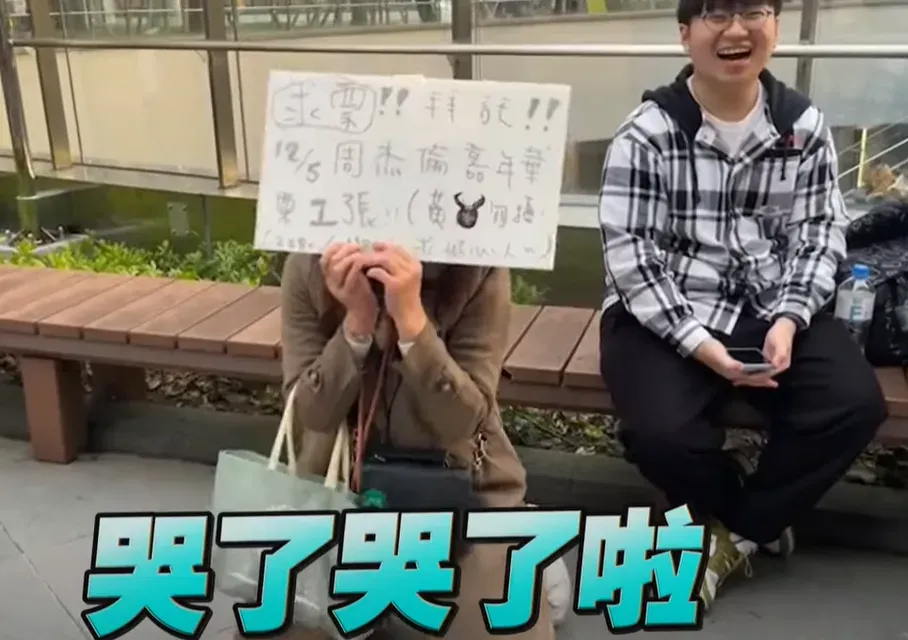 粉絲激動下跪求票。(圖/中天新聞)