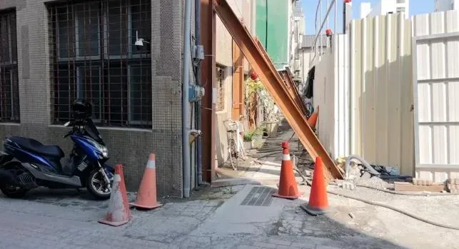 受災戶與建商多次協調仍談判破局，建商原欲收購受災戶，卻認為住戶開價過高，不選損害賠償。（圖／翻攝畫面）