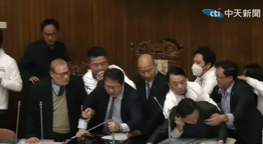 6日立院院會,韓國瑜宣布休息,綠委隨即搶佔主席台,與藍委發生衝突。(圖/中天新聞)