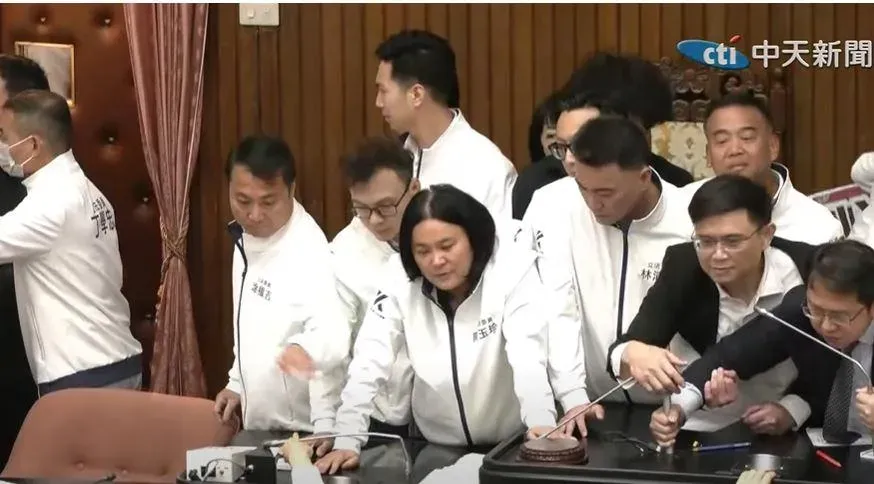 韓國瑜宣布休息,綠委隨即搶佔主席台,與藍委發生衝突。(圖/中天新聞)