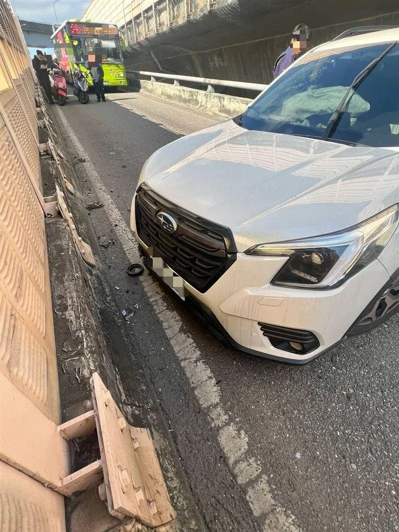 汽車自撞中山高架護欄後打橫佔據整個車道。（圖／翻攝畫面）