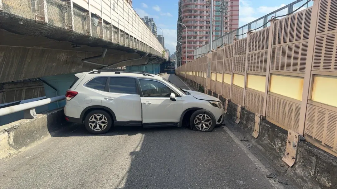 汽車自撞中山高架護欄後打橫佔據整個車道。（圖／翻攝畫面）