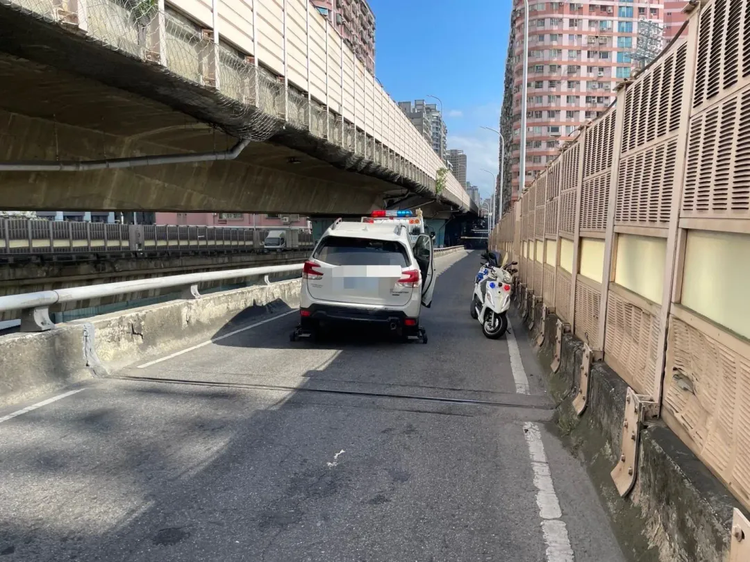 汽車自撞中山高架護欄後打橫佔據整個車道。（圖／翻攝畫面）