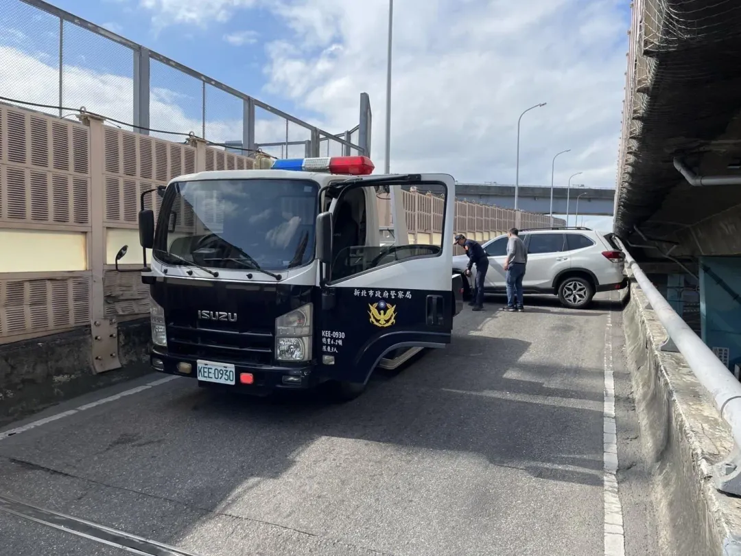 汽車自撞中山高架護欄後打橫佔據整個車道。（圖／翻攝畫面）
