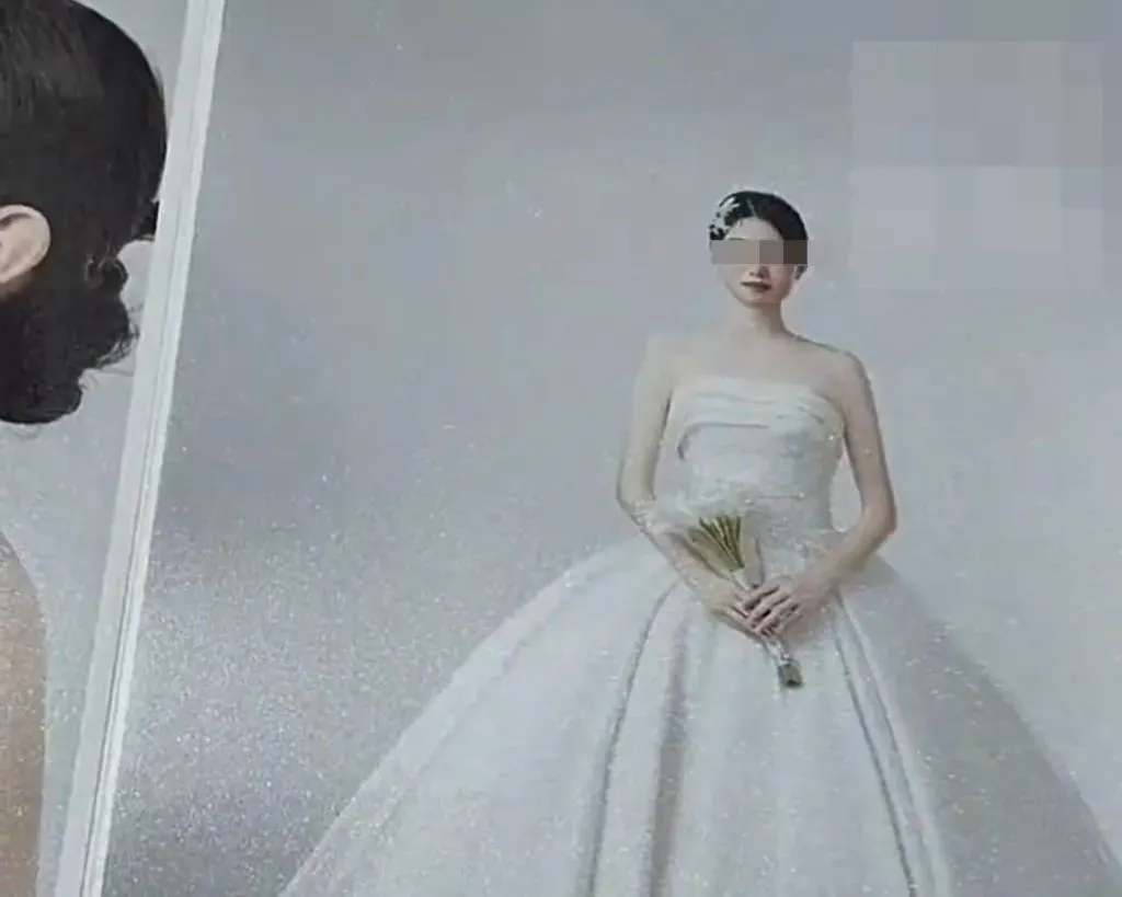 婚紗照相冊出現陌生女子。(圖/翻攝微博)