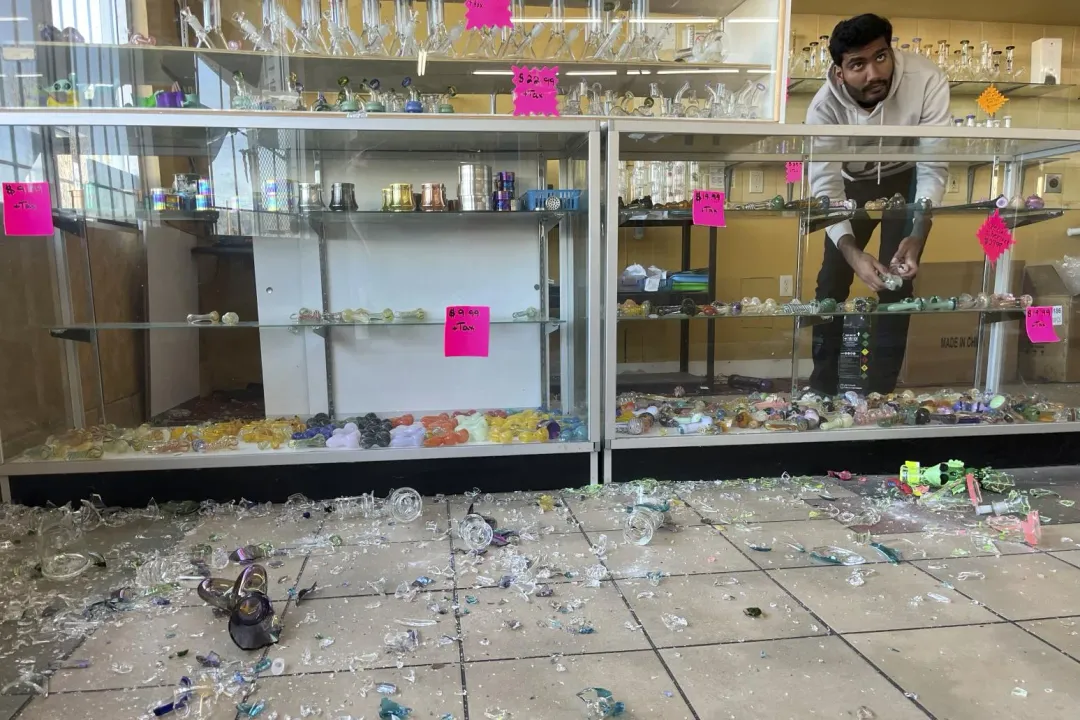 加州強震讓店家玻璃製品碎裂一地。(圖/美聯社)