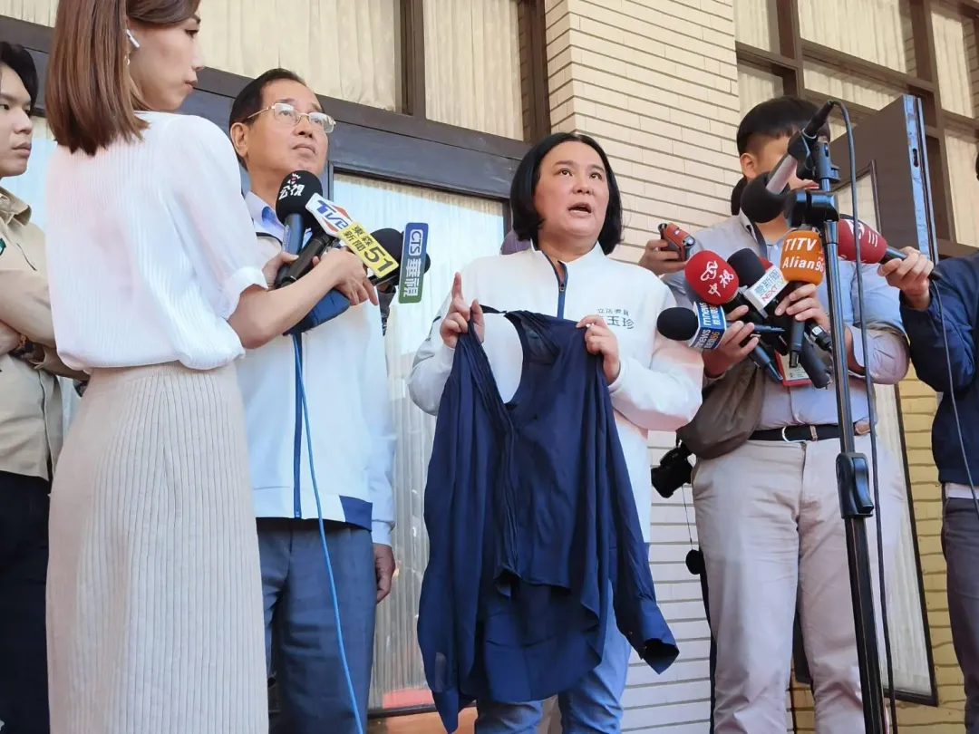 立院今爆發衝突,陳玉珍的衣服被撕破。(圖/陳弘美攝)