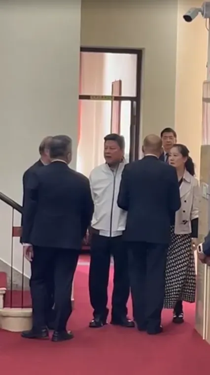 傅崐萁怒氣難消,波及一旁的周萬來和蔡其昌。(圖/中天新聞)