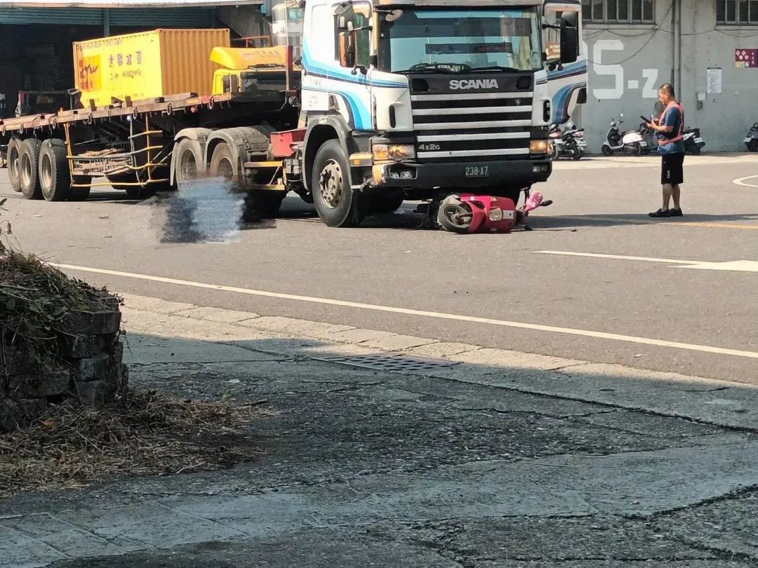 高雄港碼頭發生貨櫃車和機車的死亡車禍。(圖/翻攝畫面)