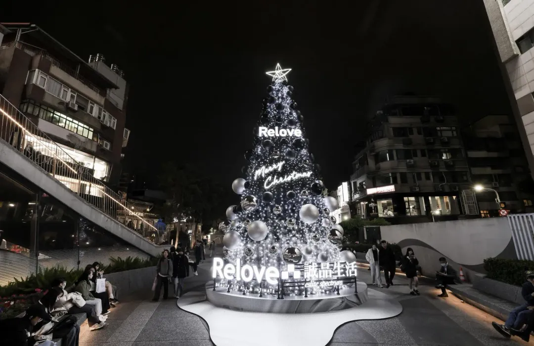 Relove於人潮聚集的捷運中山站設置銀白聖誕樹。(圖/Relove)