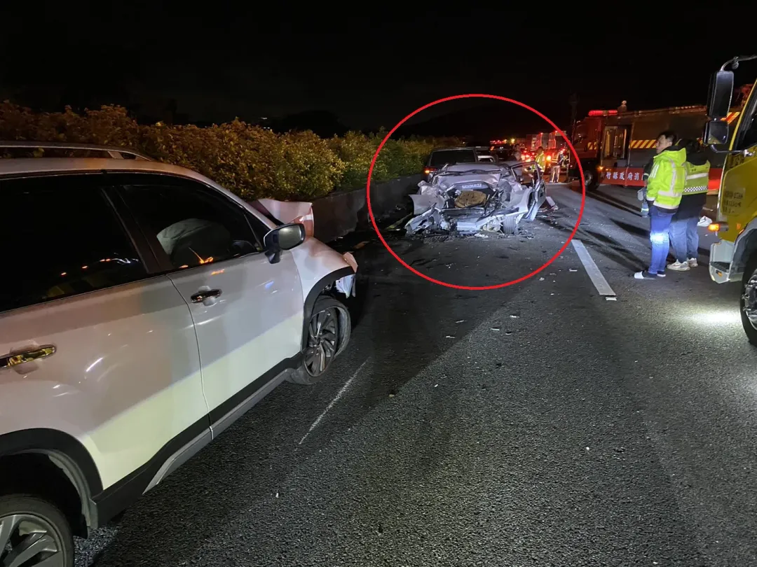 陳梅慧搭乘Uber多元計程車（紅圈處），在國道遭遇6車連環車禍身亡。（圖／翻攝畫面）