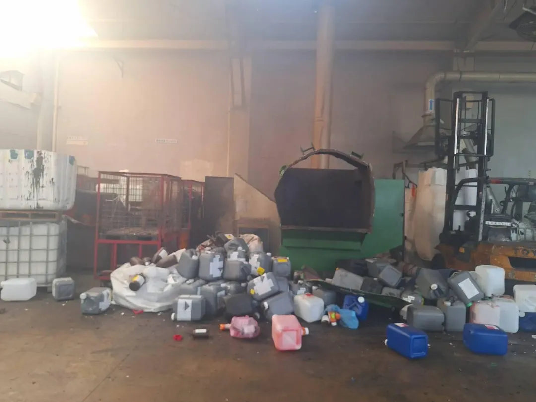 現場疑似破碎機壓縮塑膠桶作業不慎，發生不明原因爆炸。（圖/中天新聞）