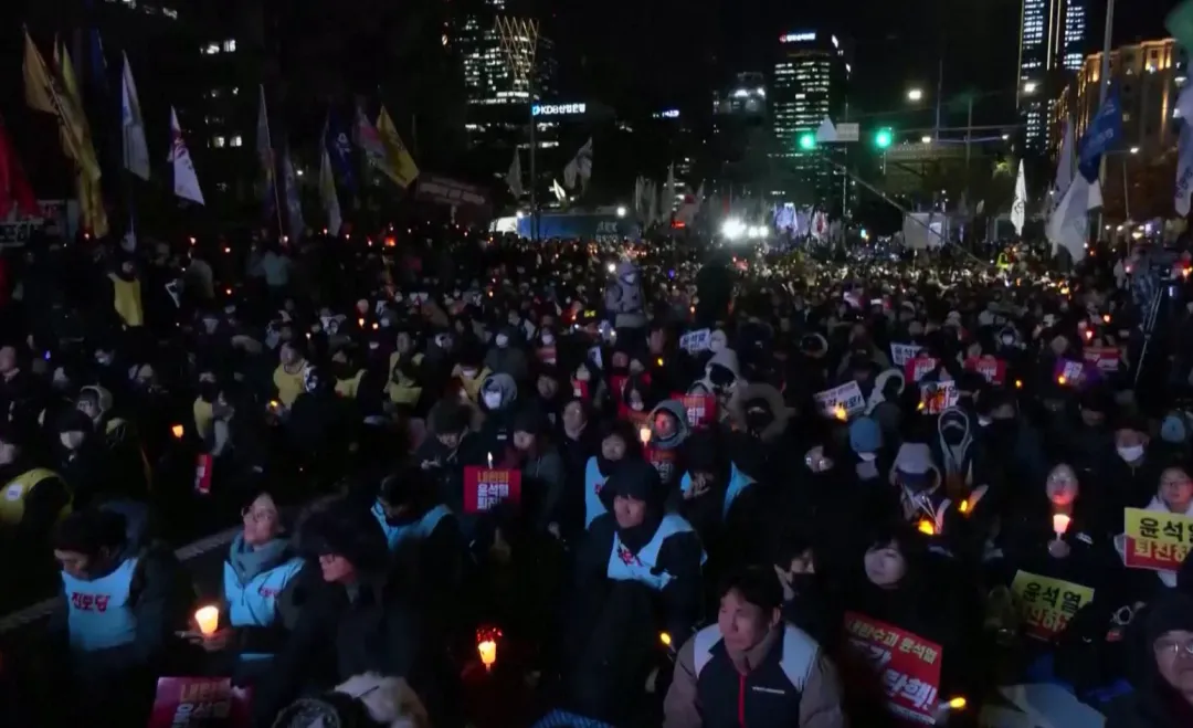 大量民眾6日晚間聚集在國會大樓外，表示要守住國會安全。（圖／路透社）