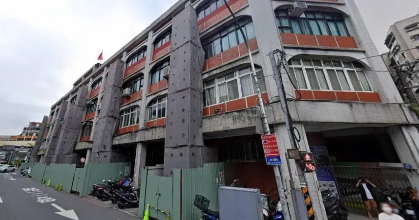 基隆市高階警官劉舜賢在基市第一分局任副分局長期間,與婚外情對象在台大附近經營早午餐店,不僅翹班去照顧情人生意,還用人情壓力讓分局內1名女工友利用上班時間去餐廳打工。事後遭記過休職。(示意圖/翻攝Google Map)