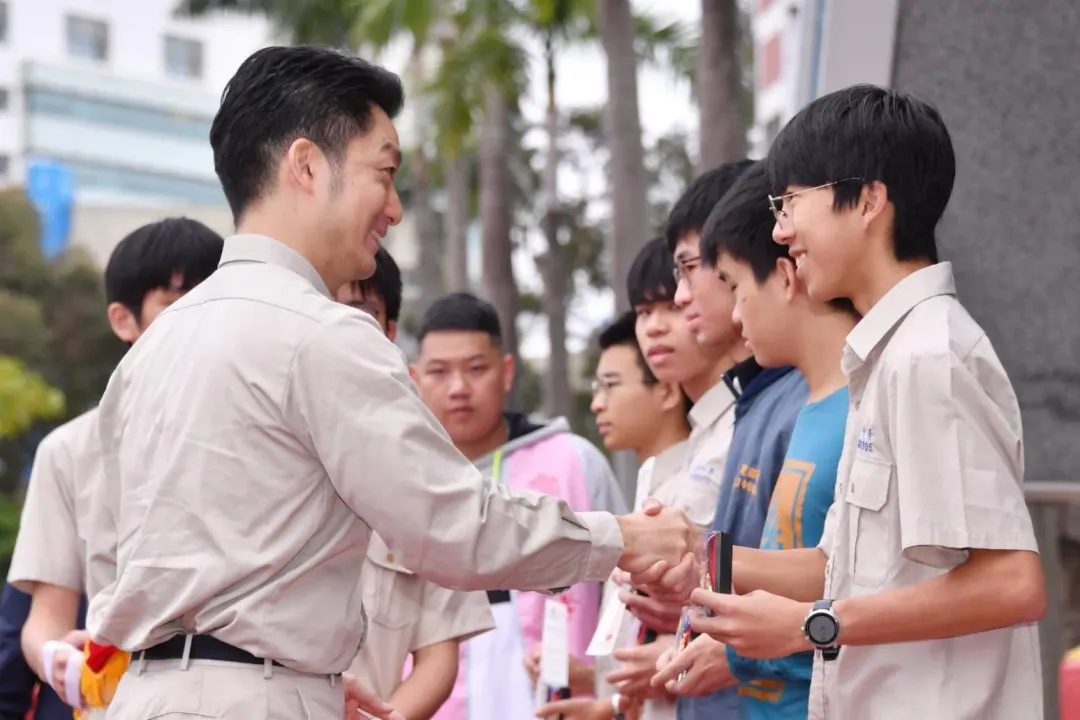 蔣萬安頒獎給建中學生。（圖／台北市府提供）