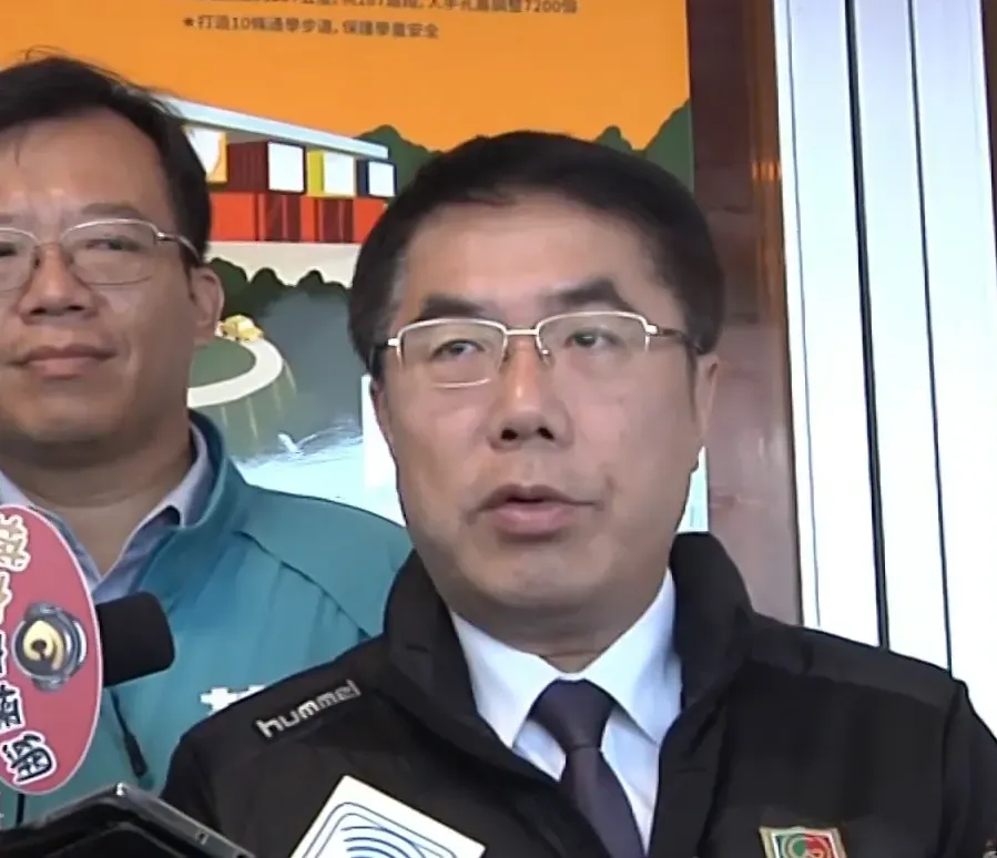 台南市長黃偉哲回應指出，過去為推廣新化年貨大街才提供補助，如今名氣和人潮都做起來了，攤商們應該「自己站起來」。（圖／中天新聞）