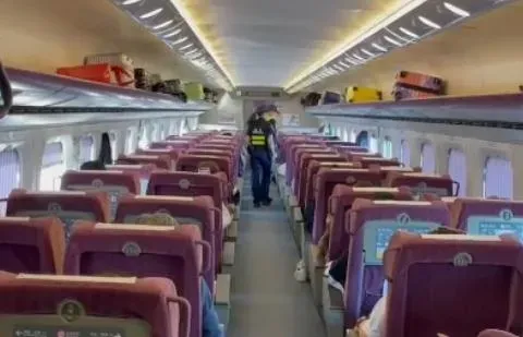 員警請持有瑞士刀旅客主動交付保管。（圖／翻攝畫面）