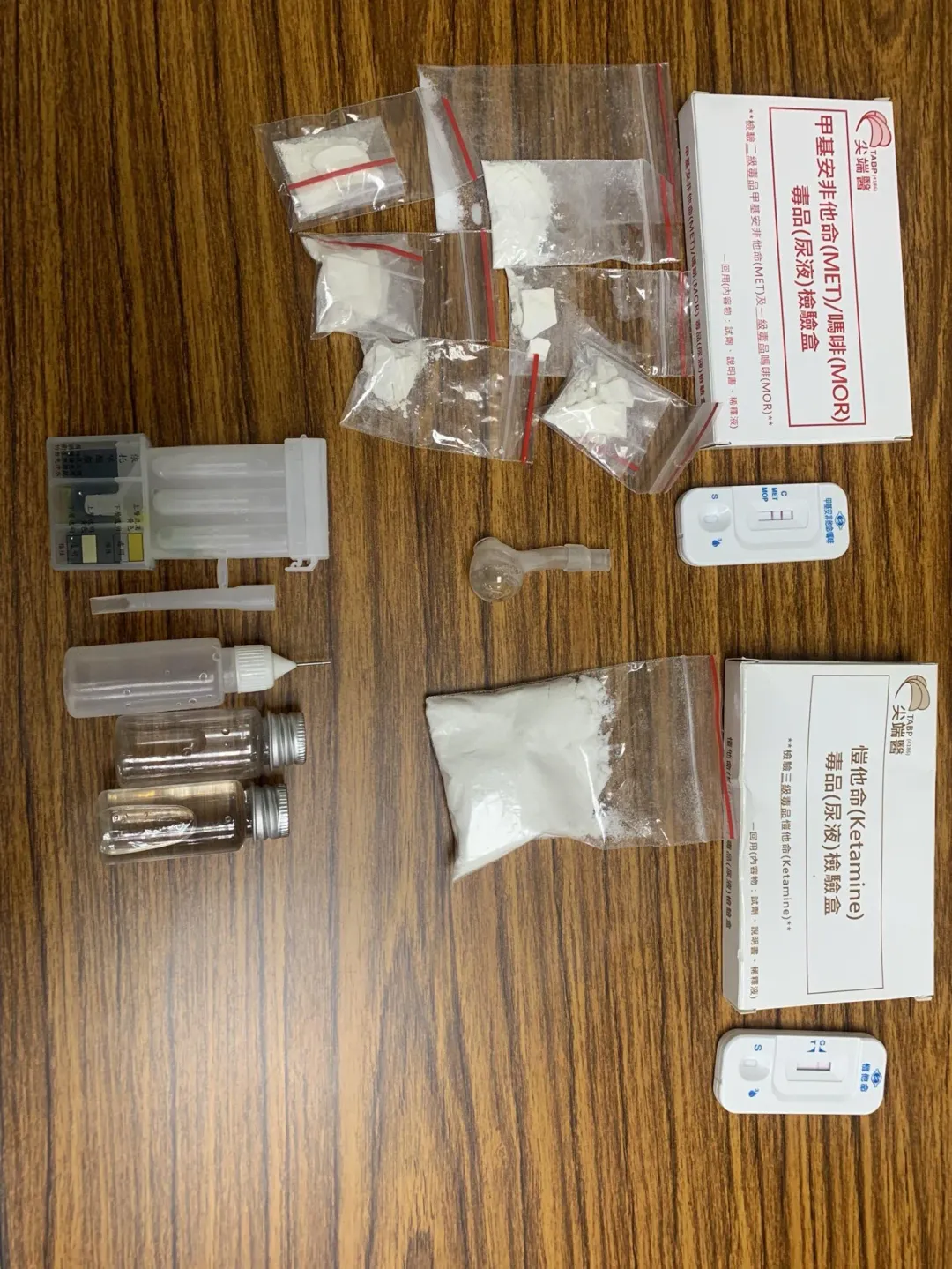 警方在現場查獲海洛因及依托咪酯（喪屍菸彈）等毒品。（圖／翻攝畫面）