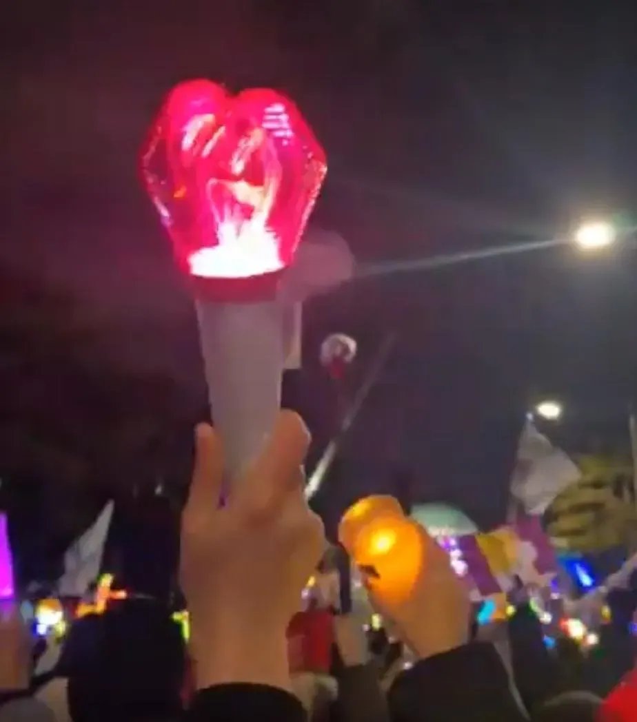 從網友分享的示威活動影片可見，人群中有民眾高舉代表少女時代的手燈參加抗議。（圖／翻攝自社群平台X）