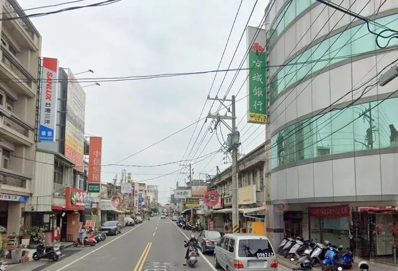 高雄建商買下善化區中山路京城銀行旁的8間連續店面。(示意圖/Google Maps)
