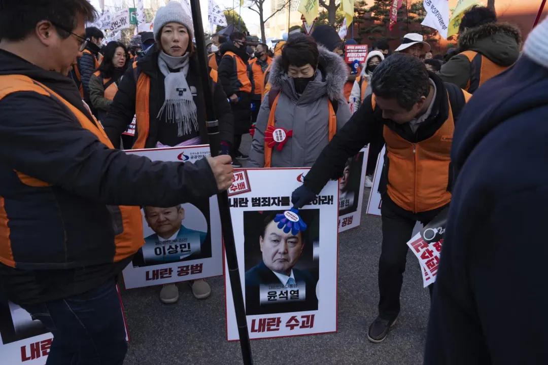 7日尹錫悅的彈劾案未過引發南韓國民不滿。（圖／美聯社）