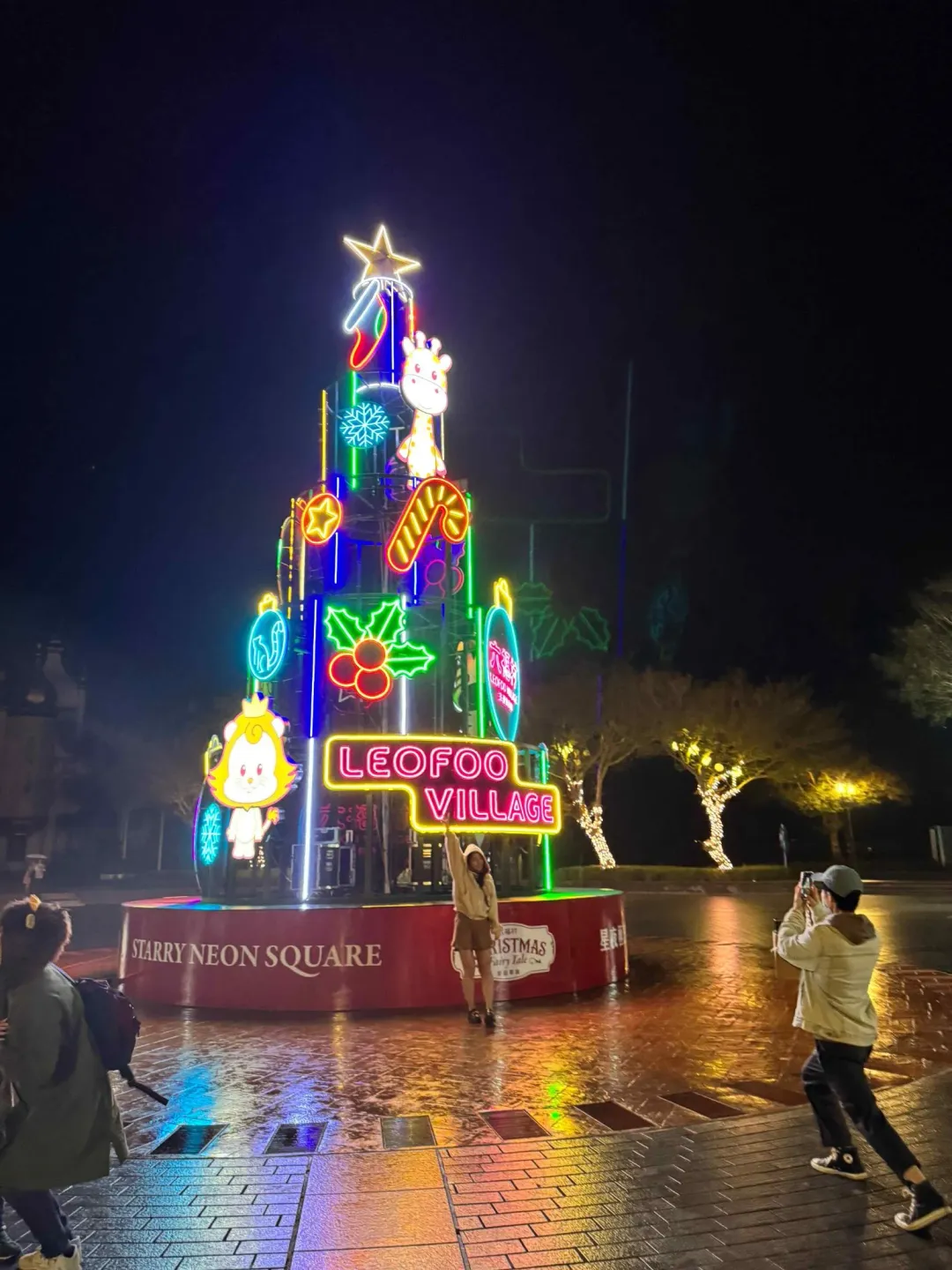 六福村今年用心打造出全台遊樂園最大的炫彩燈光耶誕樹，高達12米矗立在阿拉伯皇宮城堡。（圖／六福村提供）