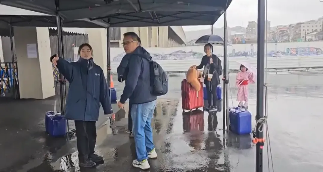 郵輪地中海榮耀號因故障滯留日本那霸，旅客一早到基隆港登船得知停航相當錯愕。（圖／中天新聞）