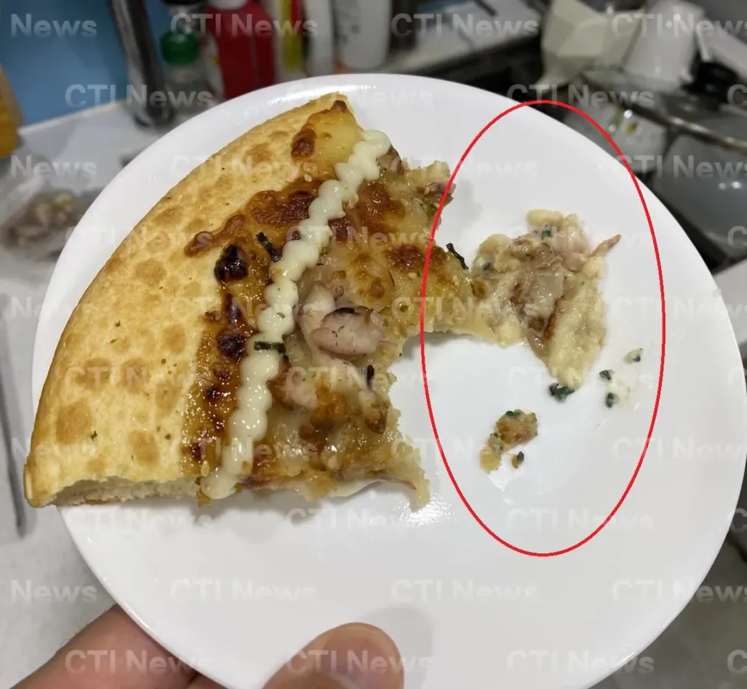 該民眾的家人吐出的食餘中可以看到藍綠色物體混雜其中，若不是咀嚼發現異狀，乍看像是蔥末一類的調味料。（圖／民眾提供）