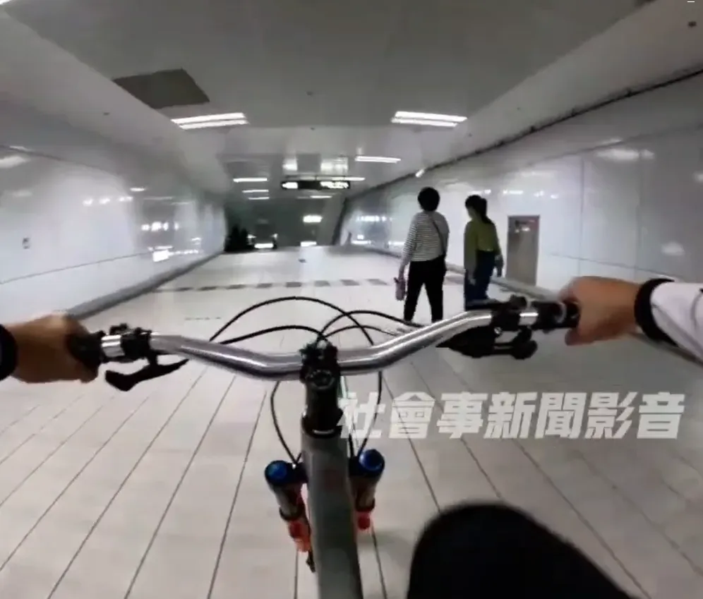 屁孩騎單車闖高捷，無視旁邊通行的人，行徑相當危險。（圖／翻攝自網路社群「社會事新聞影音」）