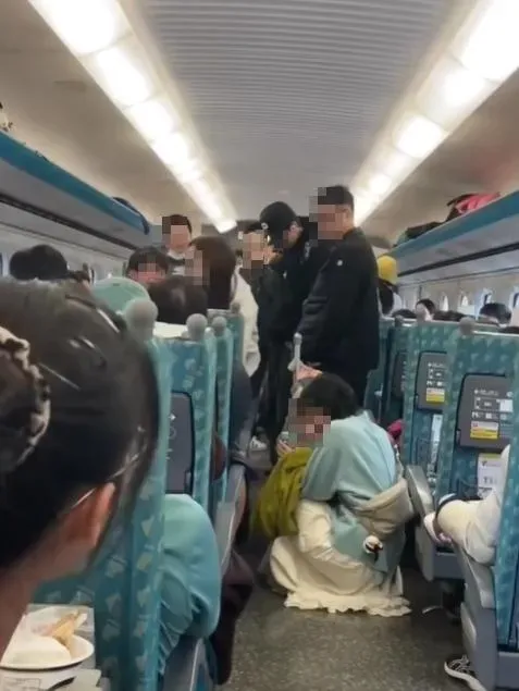 白衣母親安撫罵髒話的兒子。（圖／翻攝自爆廢公社）