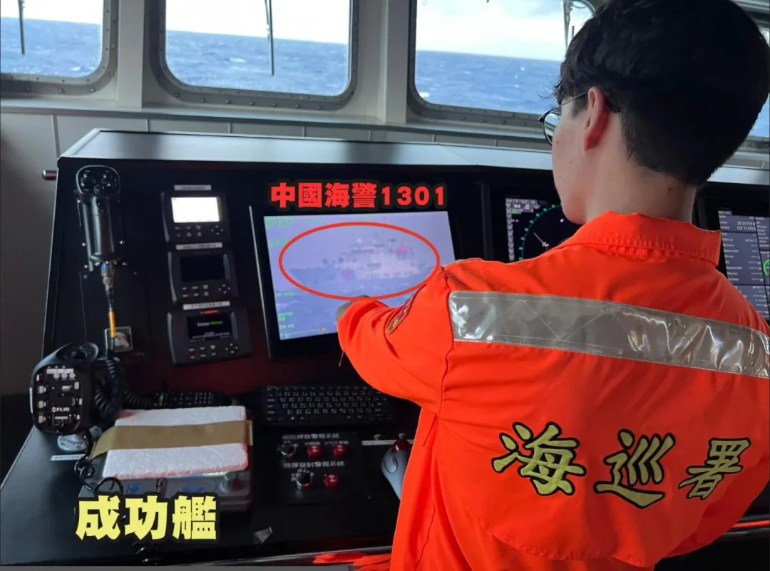 成功艦緊盯大陸海警1301。（圖／海巡署提供）