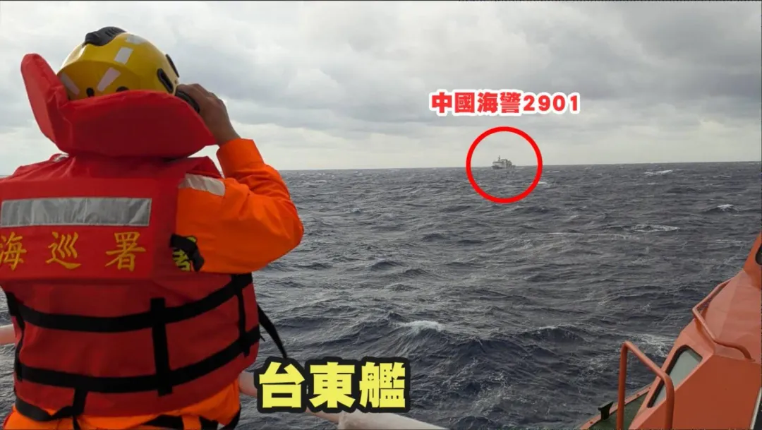 台東艦緊盯大陸海警編號2901繞行峽南海域。（圖／海巡署提供）
