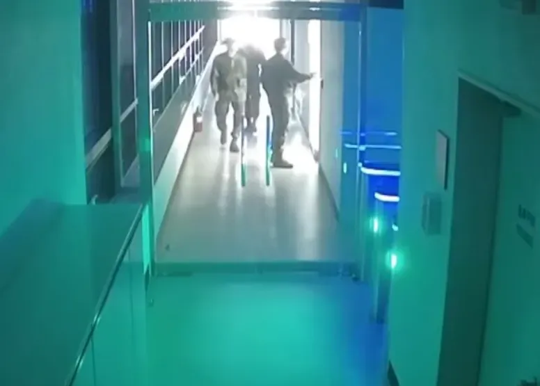 監視器拍下防諜司令部隊員進入國家選舉委員會的畫面。(圖/大韓民國國會行政安全委員會)