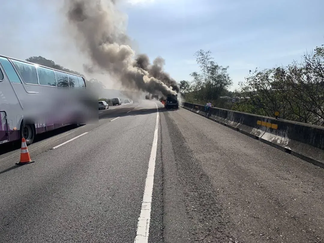 起火車輛的駕駛和乘客迅速逃生未受傷，但車輛已經燒得不成樣子。（圖／翻攝畫面）