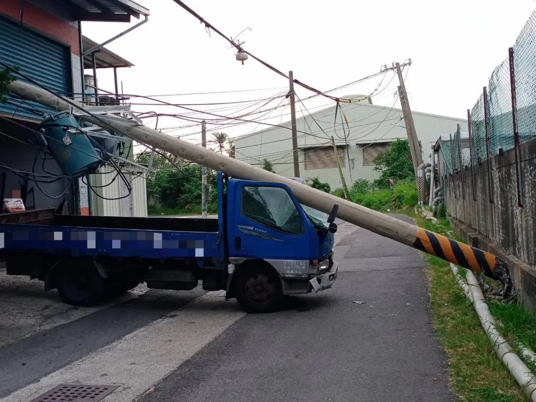 小貨車撞斷電線桿。(圖/翻攝畫面)