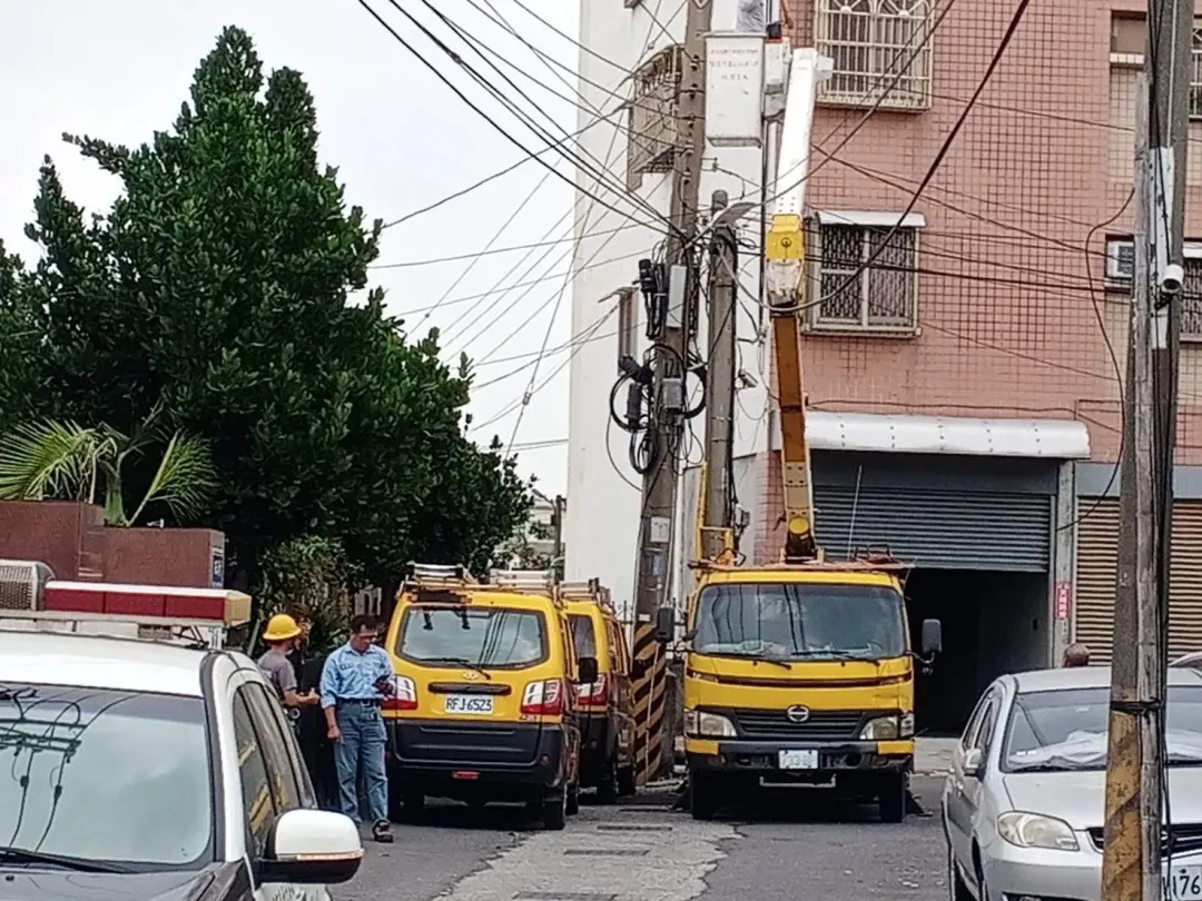 小貨車撞斷電線桿。(圖/翻攝畫面)