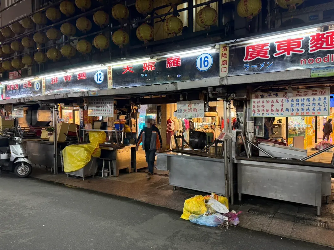 仁三路施工區域的攤商在9日晚間8時許已收攤，施工期間休市。（圖／記者羅翊寧攝）