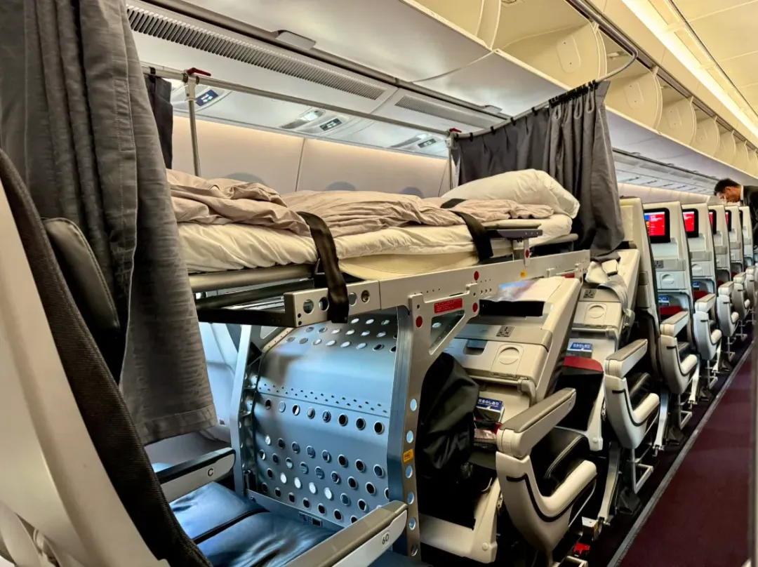 日本航空(JAL)機艙內設有擔架。(圖/翻攝自X @LoGiRNE)