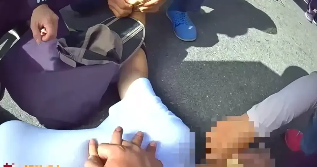 員警對邱男實施CPR。（圖／三重分局提供）
