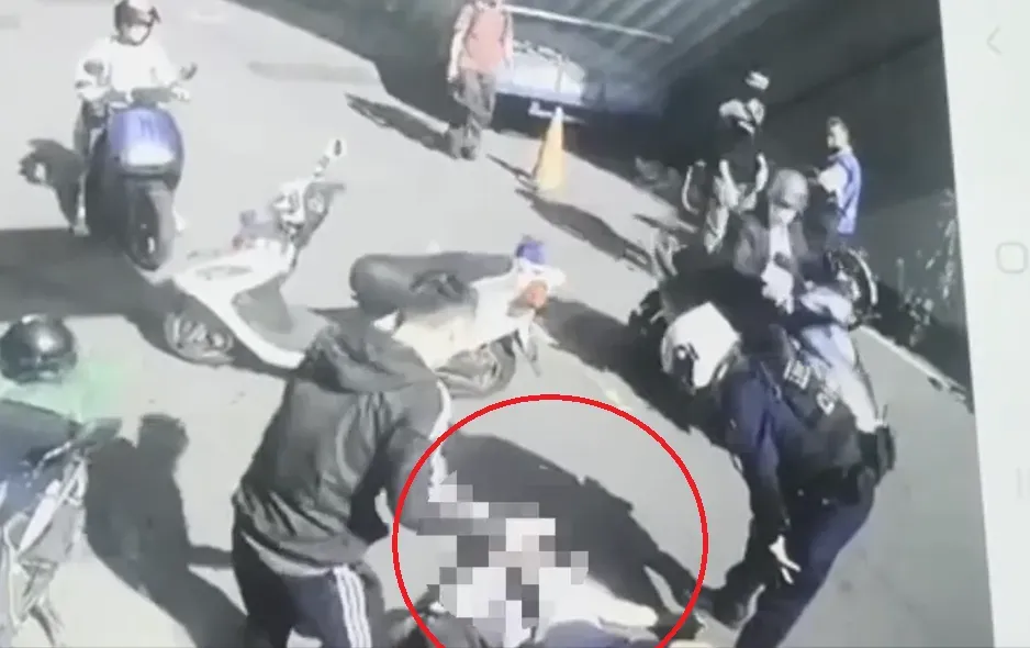 員警上前查看狀況。（圖／三重分局提供）