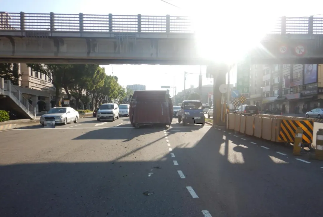 車禍發生後，陳姓男駕駛腹部受傷，至於貨櫃前半段宛如「手風琴」被擠壓，靜靜躺在車道上，所幸當時是空櫃，但還是導致現場交通一度大亂。（圖/中天新聞）
